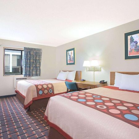 Super 8 By Wyndham Douglas Exterior photo