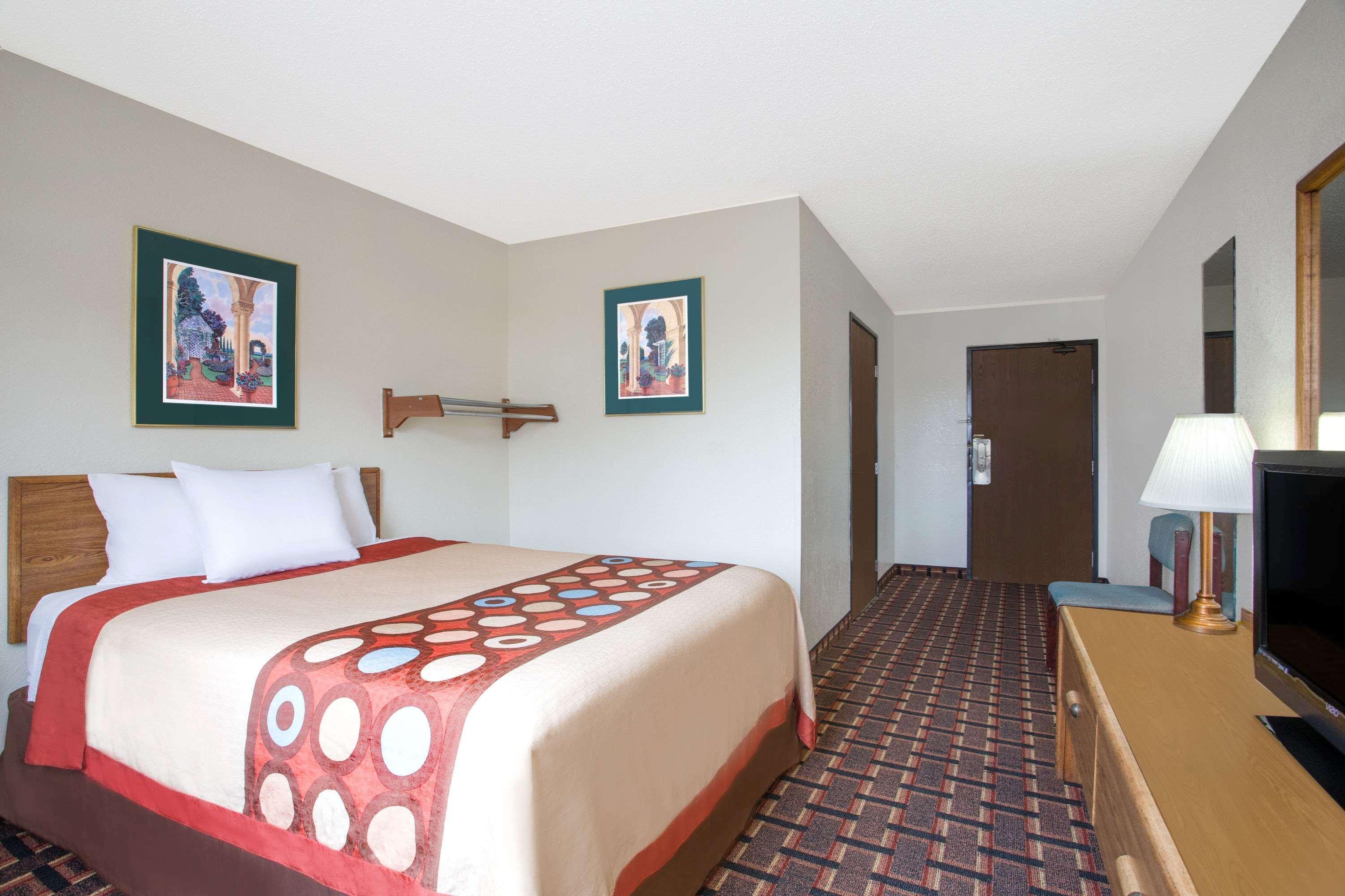 Super 8 By Wyndham Douglas Exterior photo