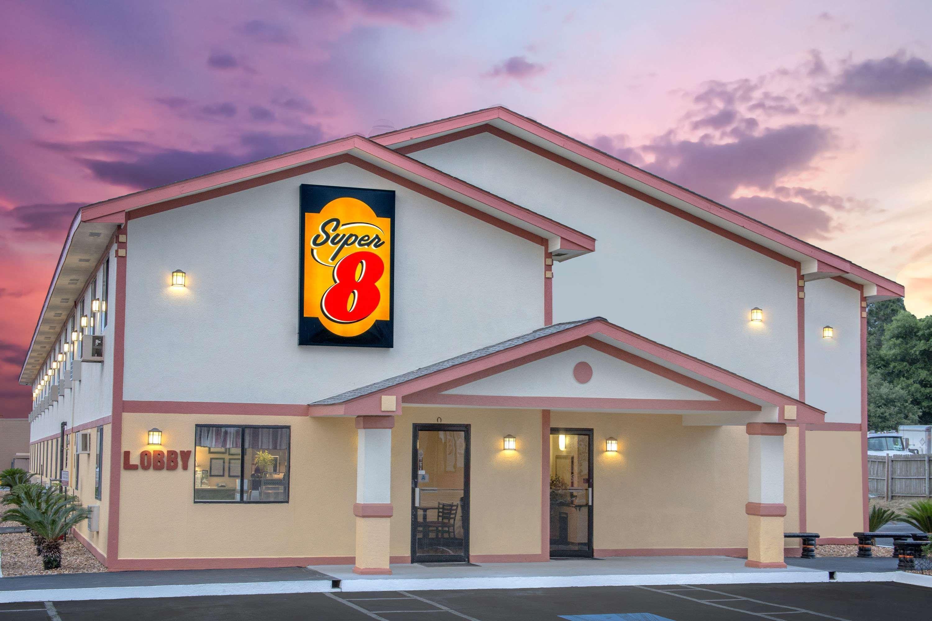 Super 8 By Wyndham Douglas Exterior photo