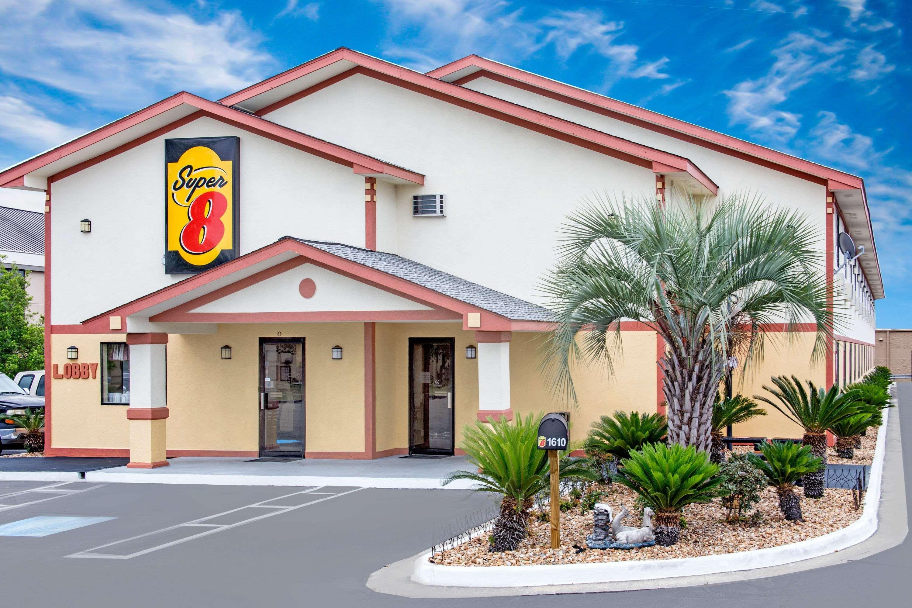 Super 8 By Wyndham Douglas Exterior photo