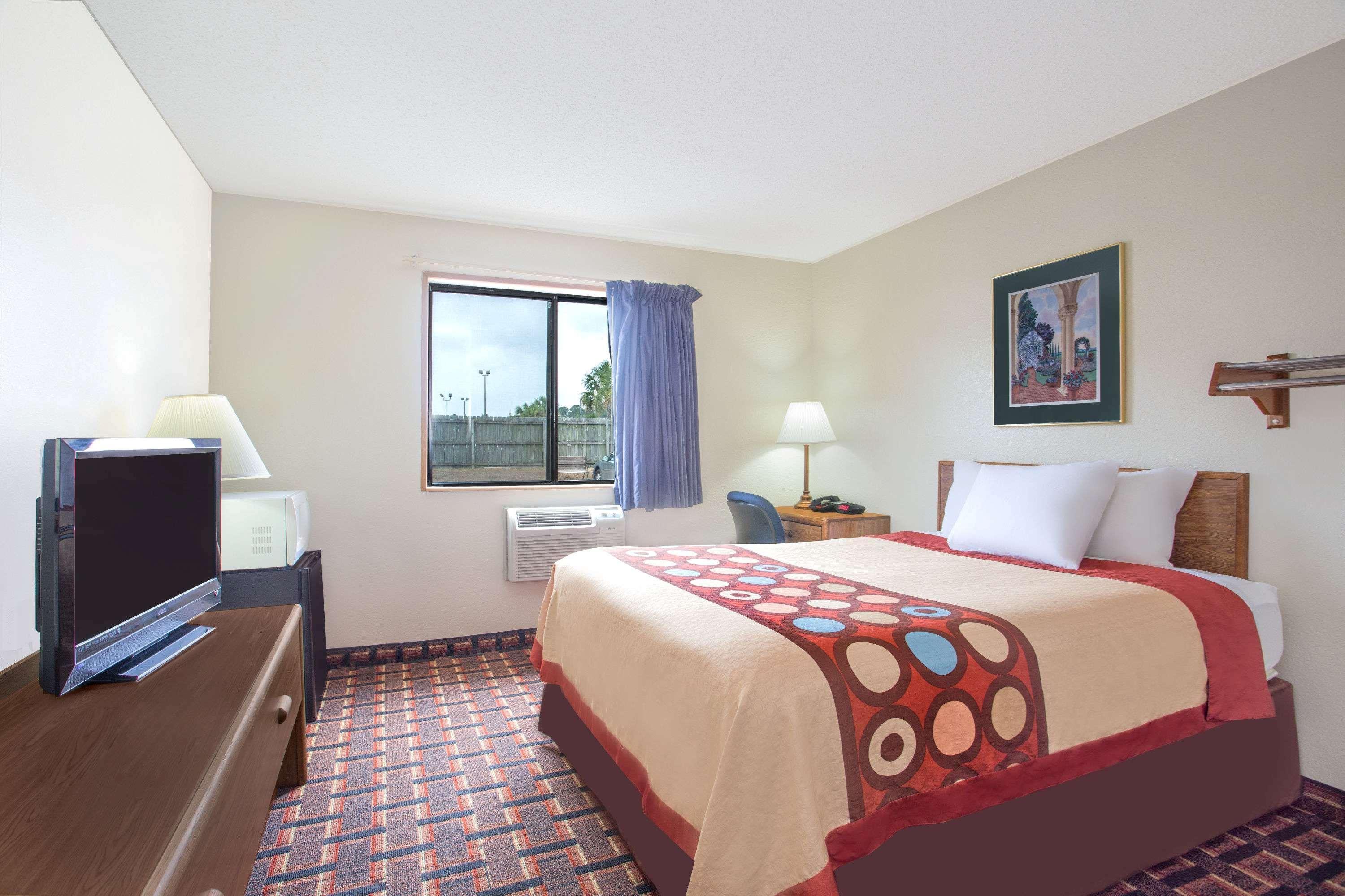 Super 8 By Wyndham Douglas Exterior photo