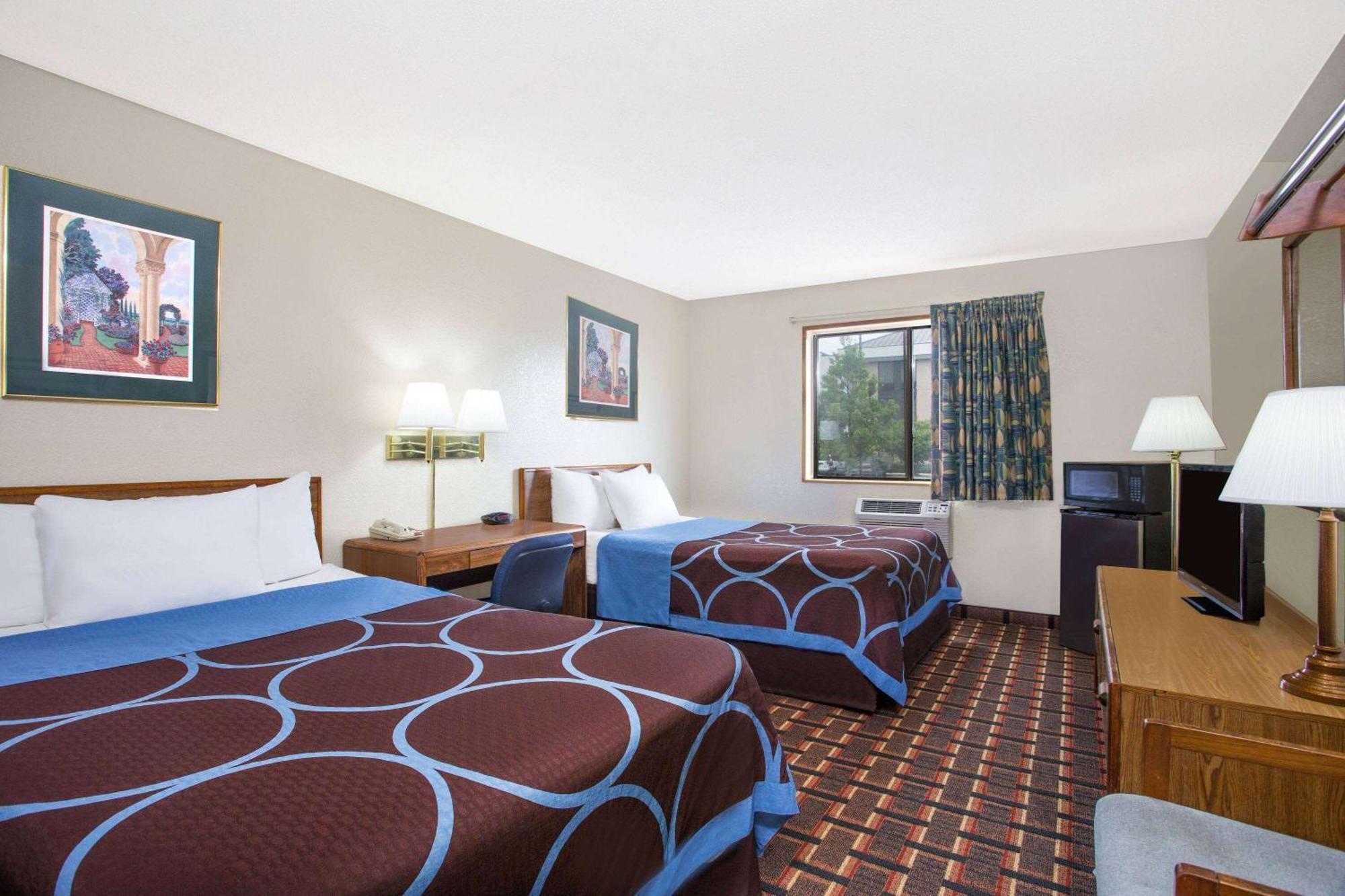 Super 8 By Wyndham Douglas Exterior photo