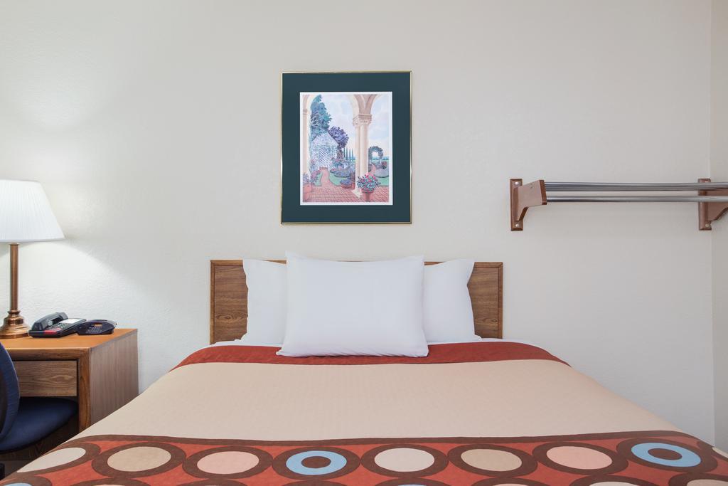 Super 8 By Wyndham Douglas Room photo