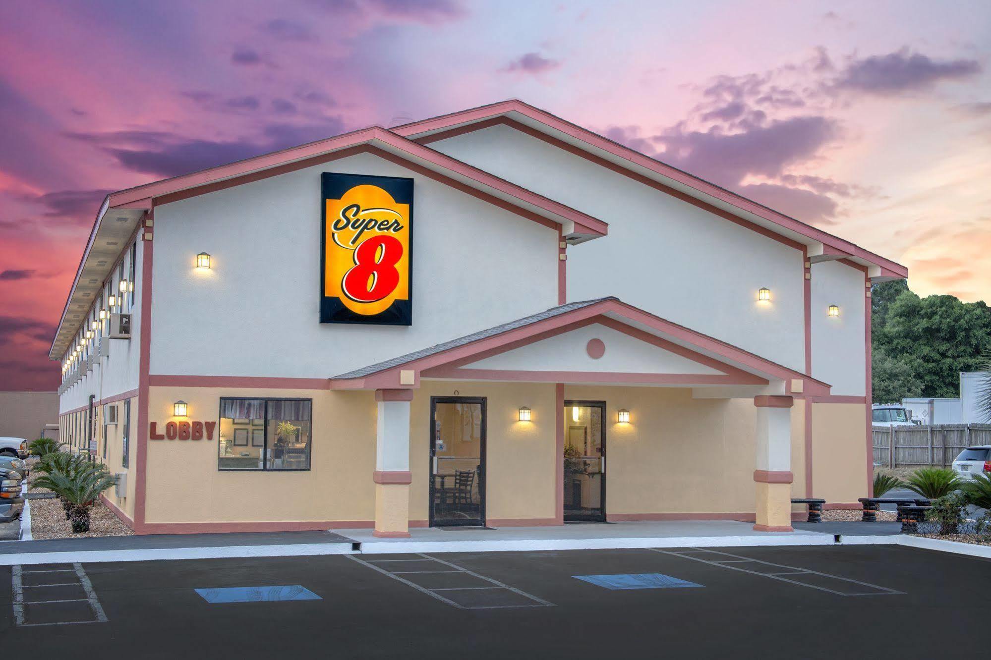 Super 8 By Wyndham Douglas Exterior photo