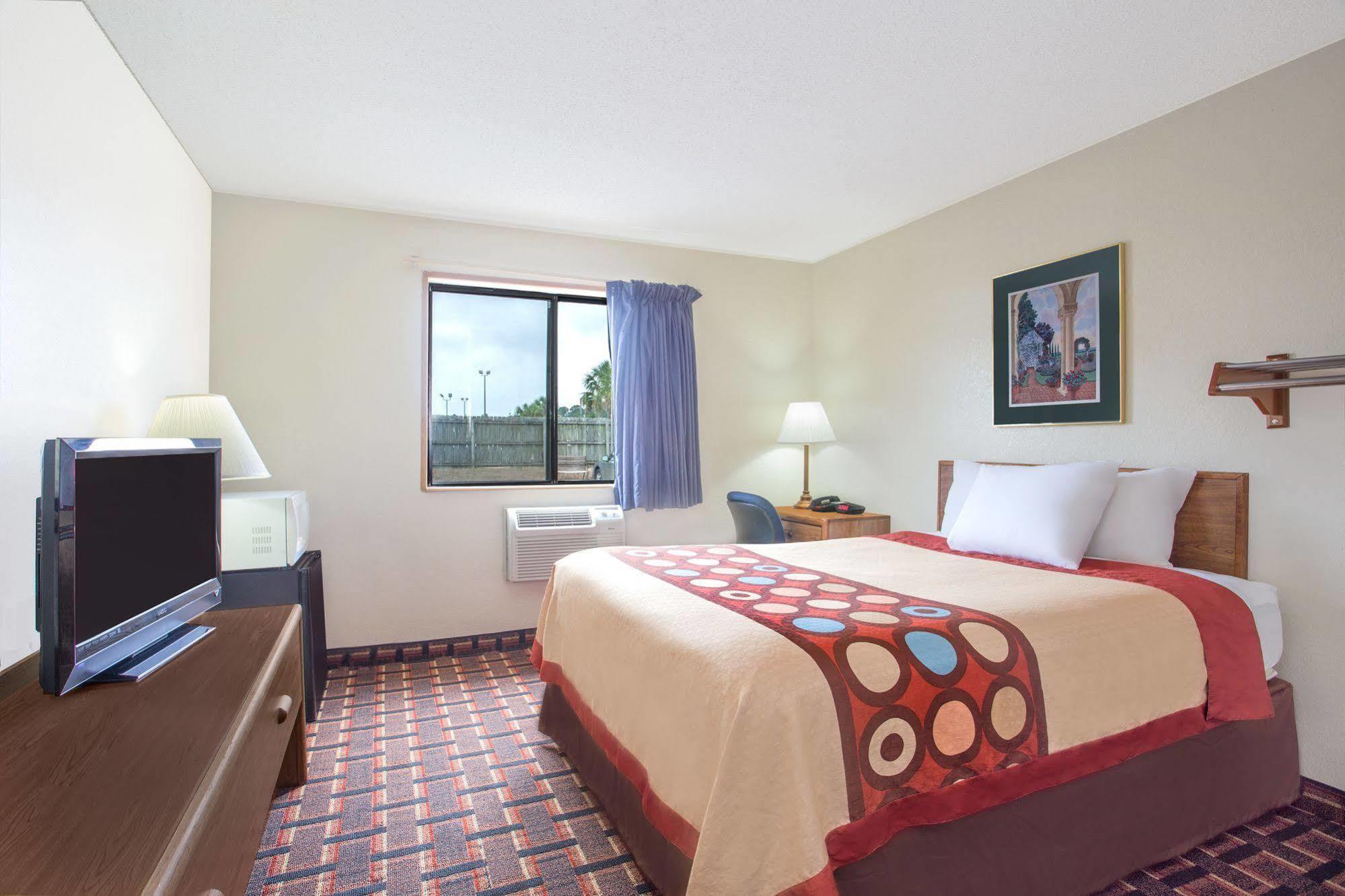 Super 8 By Wyndham Douglas Exterior photo